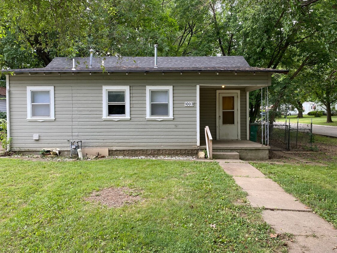 Primary Photo - Home With Large Fenced In Yard!