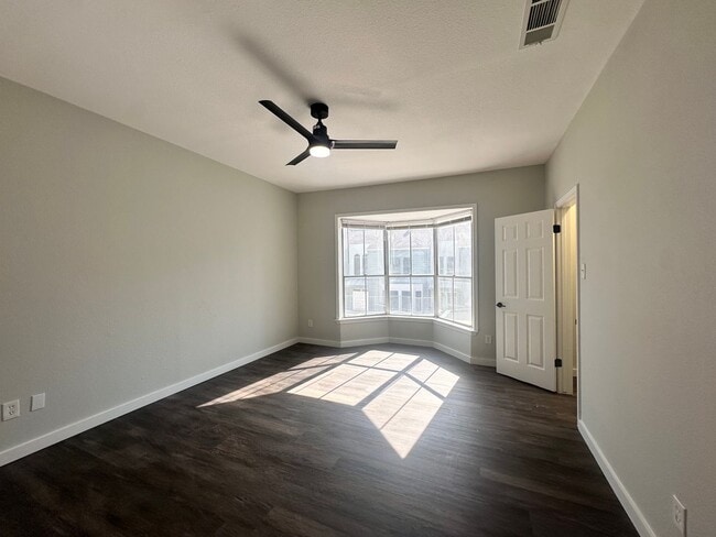 Building Photo - AVAILABLE AUGUST: Charming 1 BR / 1 BA in the Heart of West Campus - Walk to UT - Washer/Dryer In...