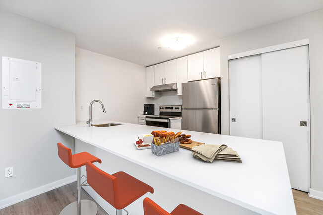 expansive counter space - 1685 Kilborn Av