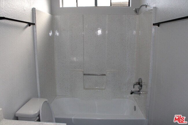 Foto del edificio - 12100 Birch Ave