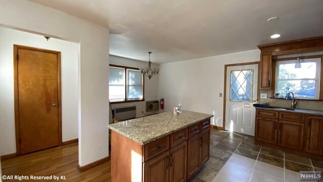 Foto del edificio - 2358 Linwood Ave