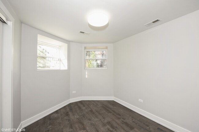 Building Photo - 5021 S Indiana Ave