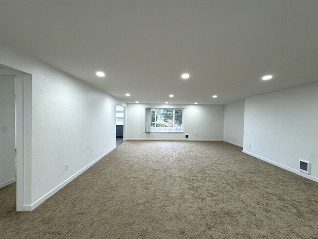 Building Photo - HUGE Three Bedroom with Garage!