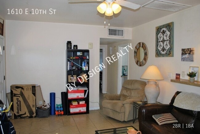 Building Photo - Updated 2 Bedroom 1 Bath - Quick Walk/Bike...