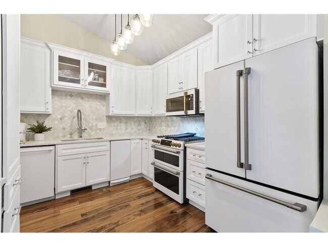 Foto del edificio - Updated 3BR Townhome in Rogers | Garage + Pool Access