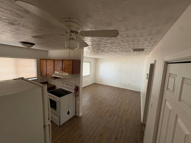 Foto del edificio - 56 Fernwood Ave