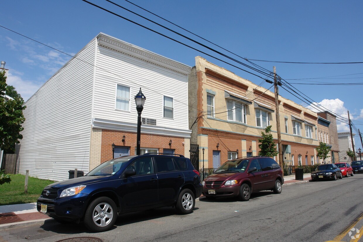 Foto principal - 562-566 Roosevelt Ave