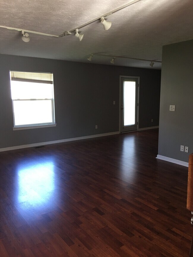 Building Photo - 3 Bedroom and 3.5 Bathroom Townhome