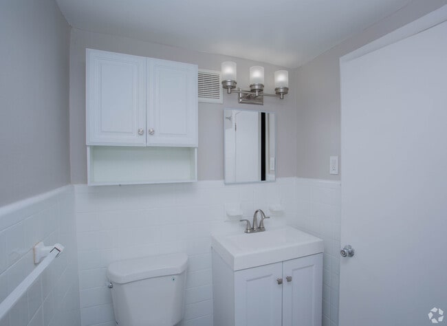 Building Photo - Glen Brook Apartments