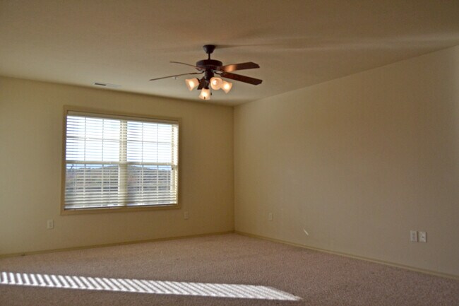 Building Photo - Large 2 Bedroom 2 Bathroom