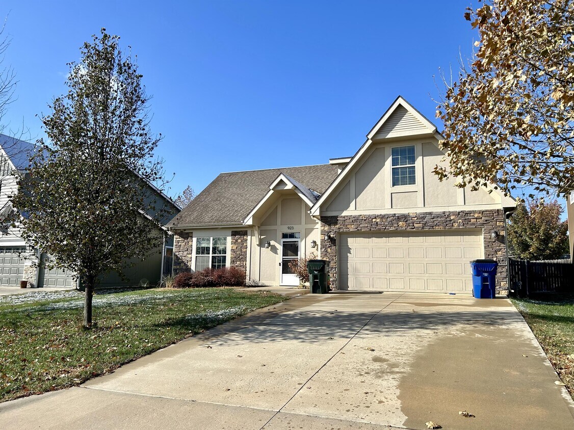 923 Drum Dr, Lawrence, KS 66049 House for Rent in Lawrence, KS
