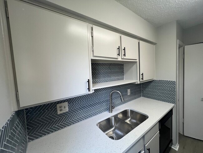 Building Photo - 1936 Bernice St