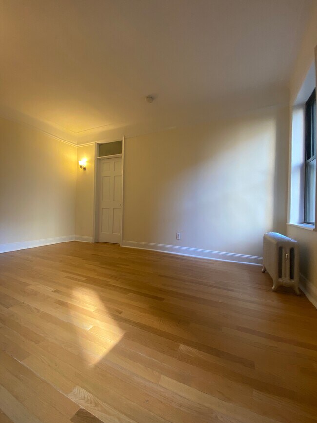 Bedroom - 208 W 11th St