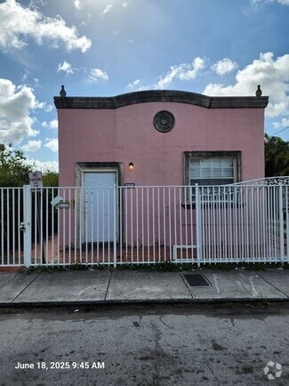 Building Photo - 821 SW 31st Ct