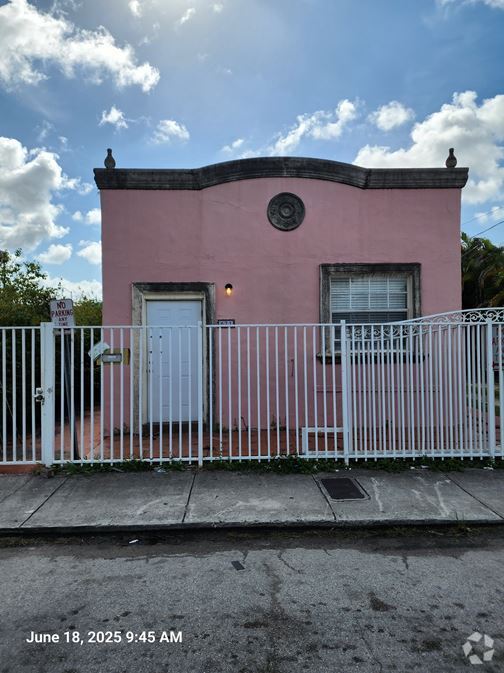 Building Photo - 821 SW 31st Ct