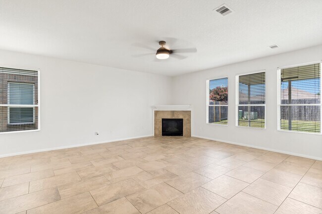 Foto del edificio - 2437 Aspen Dale Dr