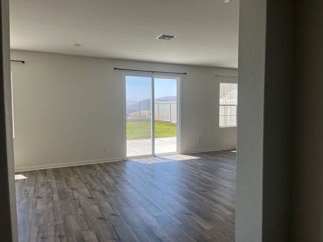 Building Photo - Lake Elsinore 5 Bedroom