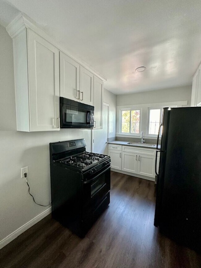 Building Photo - Nestled in the vibrant heart of Los Angele...