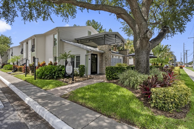 Building Photo - Sun Bay Palms at South Tampa