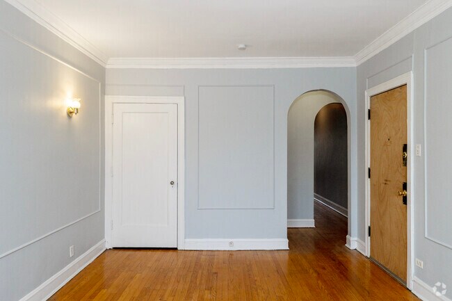 1BR, 1BA - 800SF Living Room + Closet - 8052 S Laflin St