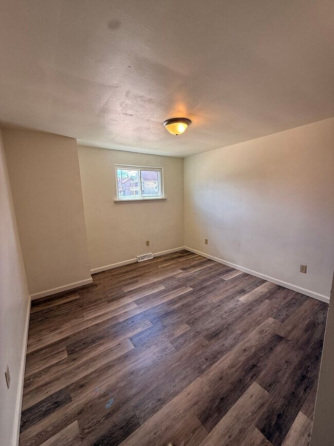 Foto del edificio - 2 Bedroom 1 Bathroom Apartment For Rent!