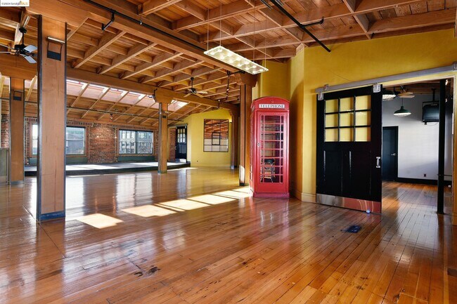 Building Photo - 299 3rd St