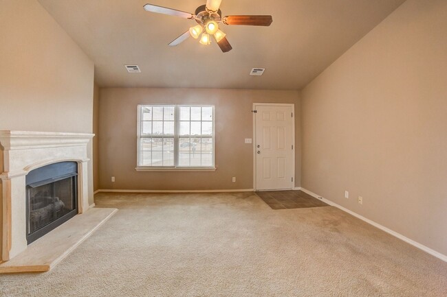 Building Photo - Beautiful 3 Bed 2 Bath /BA Schools