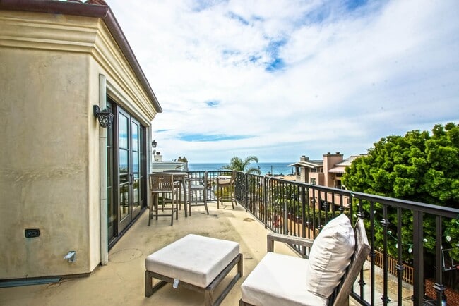 Building Photo - LUXURIOUS & FULLY FURNISHED, 2800 SQ FT WALKSTREET HOME W/ GREAT OCEAN VIEWS, LARGE DECK, 3 BALCO...
