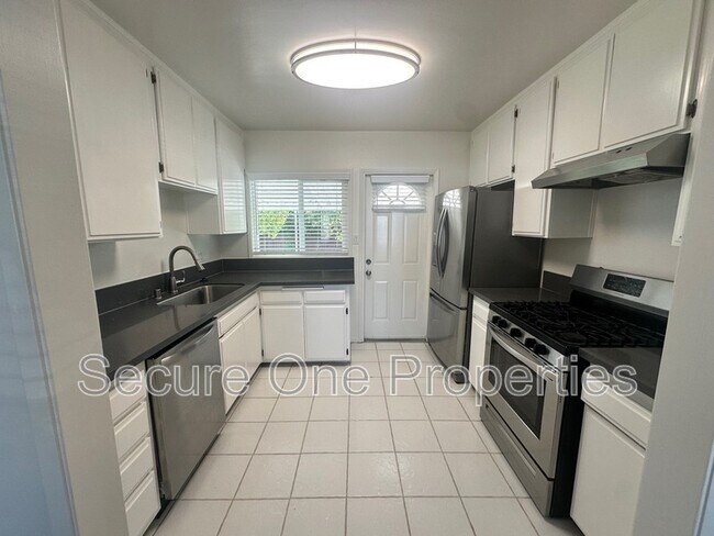 Building Photo - 5904 Jamieson Ave
