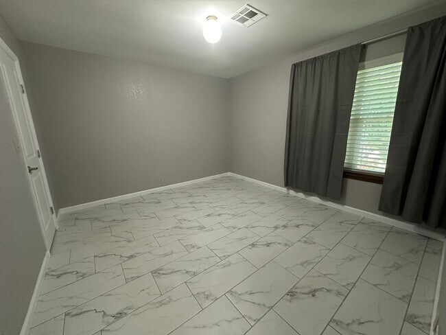 Foto del edificio - 2 bedroom/2 bath 2nd Floor Condo