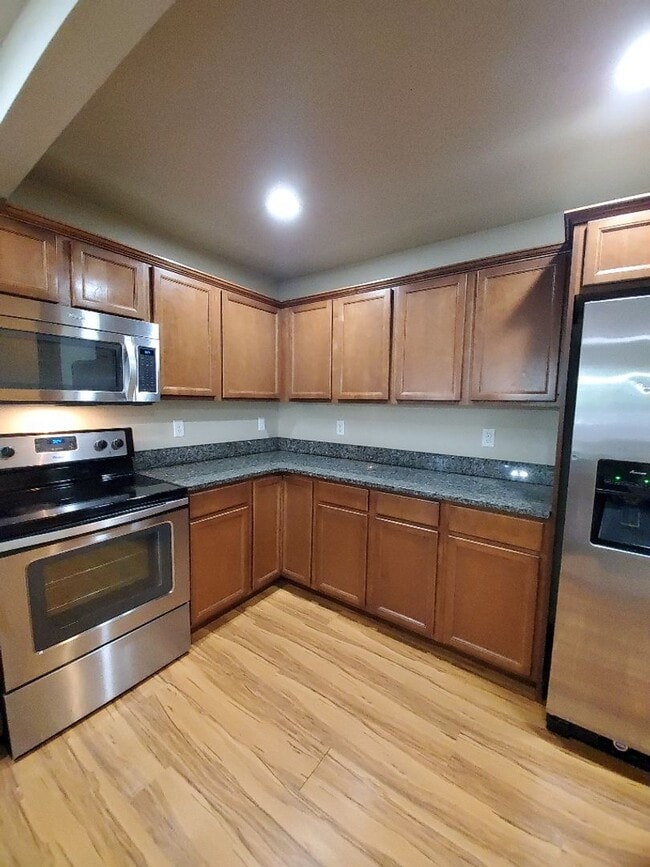 Building Photo - Pre-leasing NOW! 6 Bedroom, 3 Bath Home!