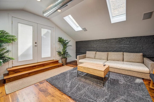 Building Photo - 1519 W Superior St