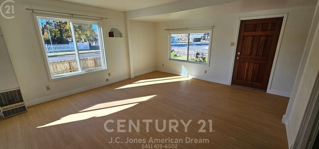 Building Photo - Charming Home Close to Downtown Grants Pass