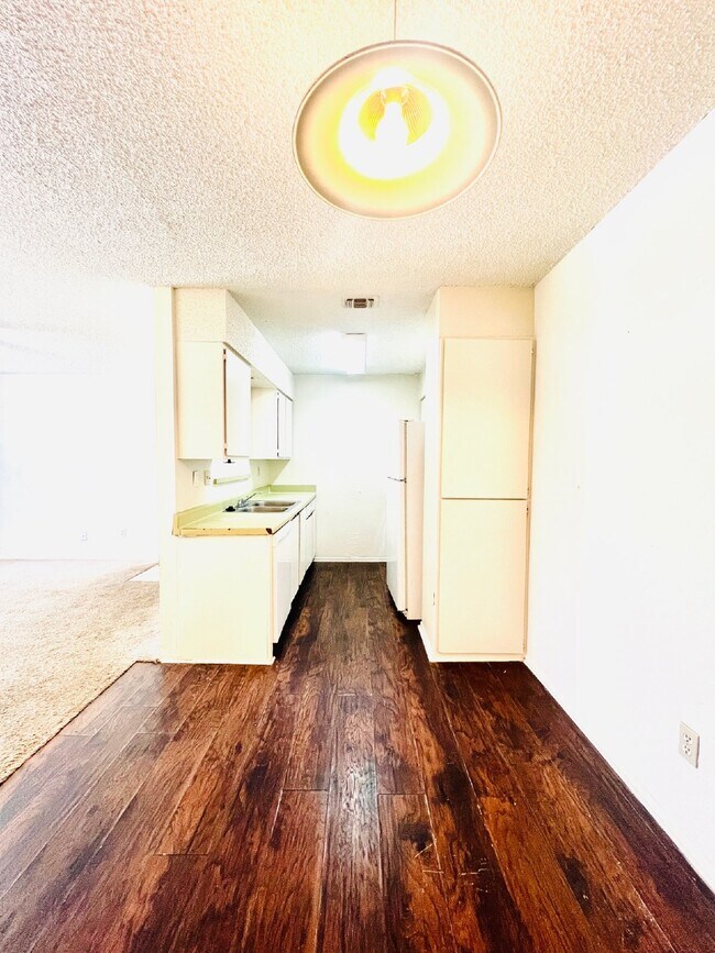 Building Photo - AVAILABLE NOW Affordable TWO BEDROOM in No...