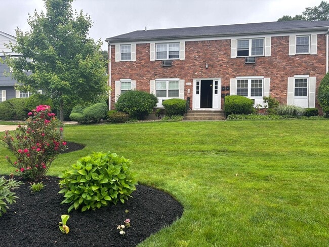 Building Photo - 51 Doxbury Ln