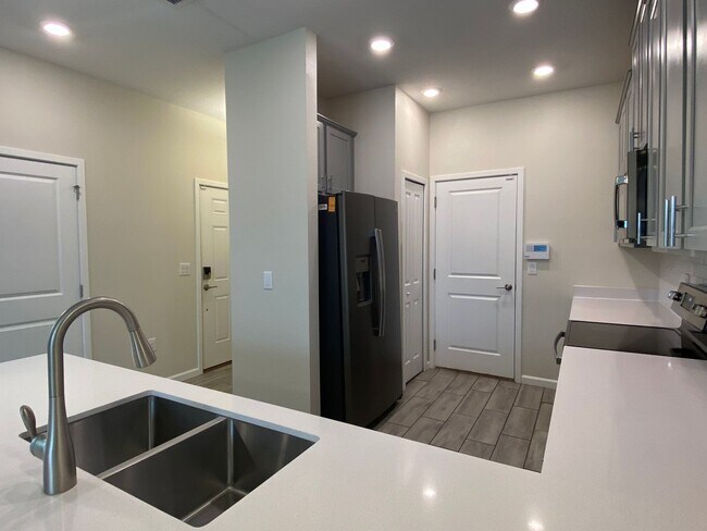 Building Photo - 3BD/2.5BA Townhome in Econ Trails Near Valencia East!