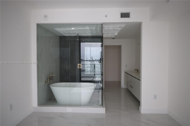 Foto del edificio - 700 NE 24th St