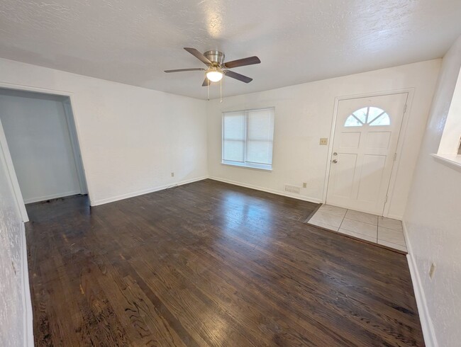 Building Photo - Huge Kitchen in NW OKC