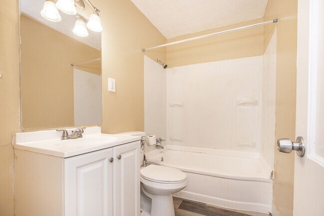 Foto del edificio - 3 Bedroom/1 bath Single House!!