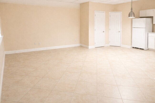 Sala de estar abierta al área de cocina. - 1507 Meetinghouse Rd