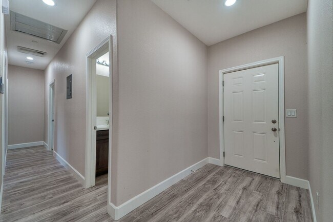 Building Photo - Like new home in Olivehurst