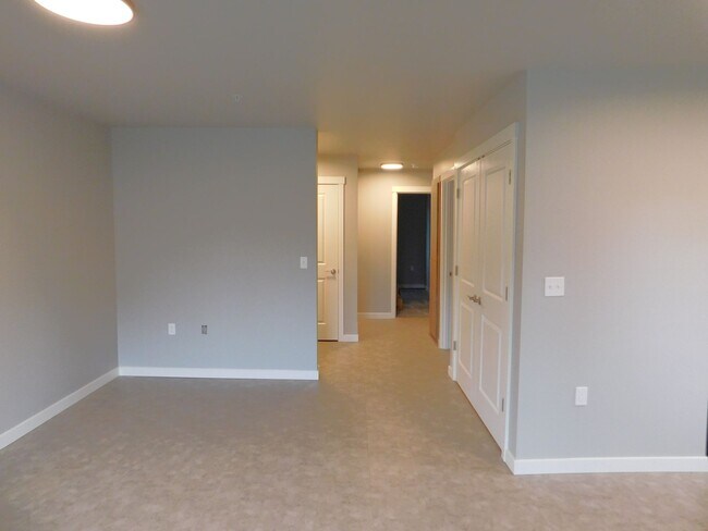Building Photo - 2Bd/2Ba Upper Level Apartment Unit - Avail...