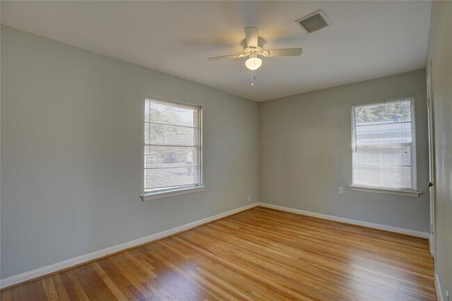 Building Photo - 6119 Beechnut St
