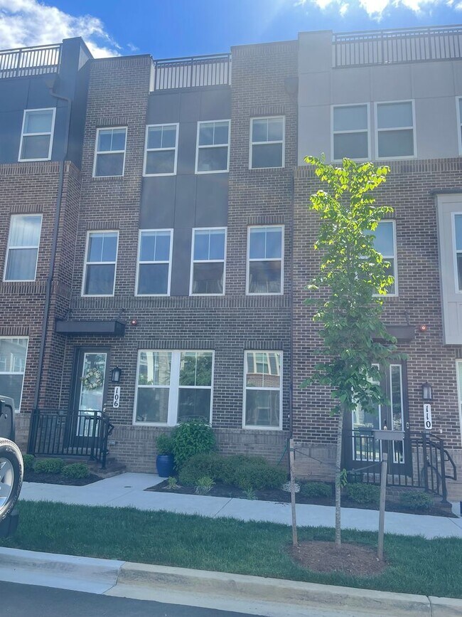 Building Photo - FOUR LEVEL TOWNHOUSE IN DOWNTOWN CROWN, 2 ...