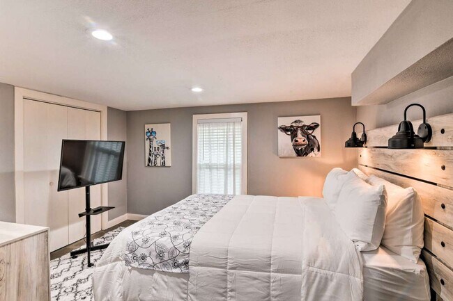 Master br with 42" smart tv, ample closet - 5205 Avenue R 1/2