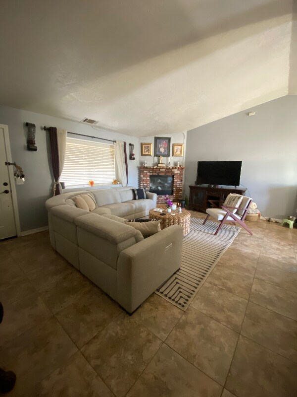 Foto principal - 16785 Palm St