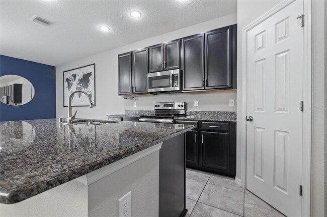 Foto del edificio - 7020 Summer Holly Pl