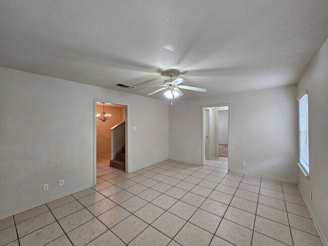 Foto del edificio - AVAILABLE NOW!