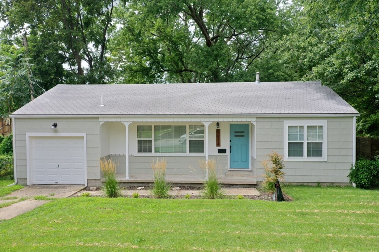 Foto principal - Charming Updated Home in Walkable Westwood