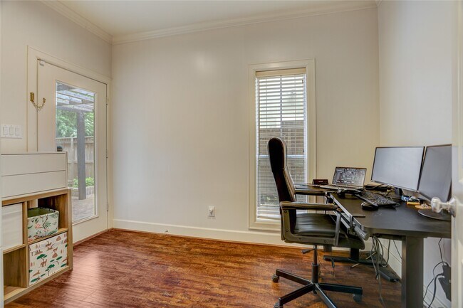 Foto del edificio - 4262 Childress St